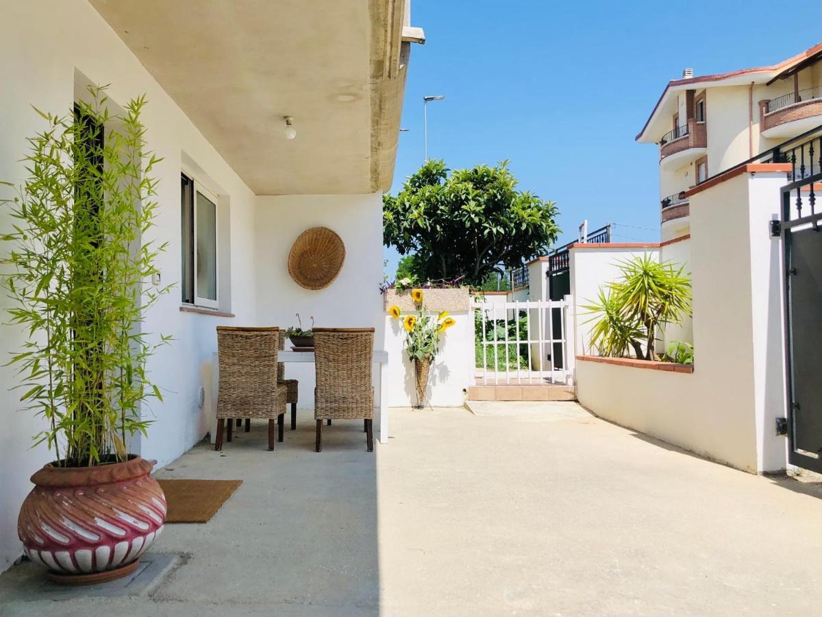 Blue Apricot Apartment Con Jacuzzi Montesilvano Marina Esterno foto
