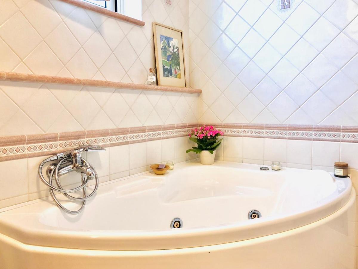 Blue Apricot Apartment Con Jacuzzi Montesilvano Marina Esterno foto