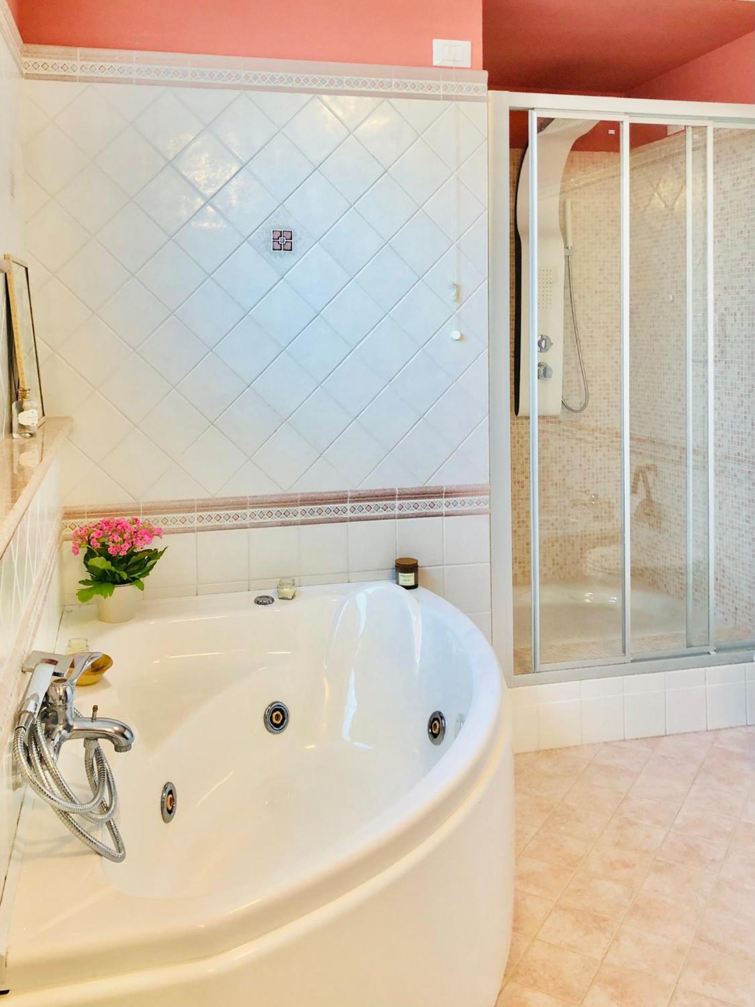 Blue Apricot Apartment Con Jacuzzi Montesilvano Marina Esterno foto