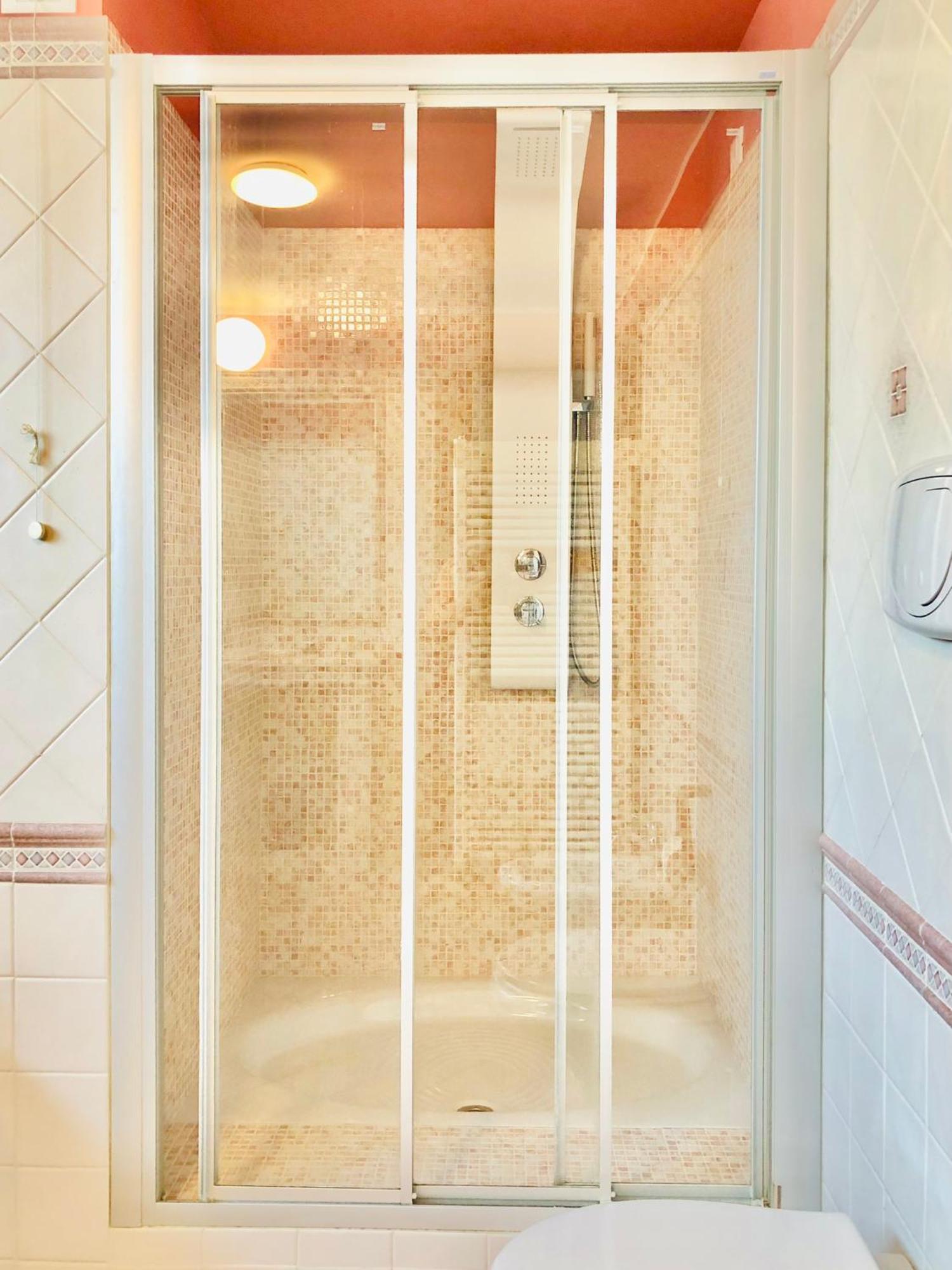 Blue Apricot Apartment Con Jacuzzi Montesilvano Marina Esterno foto
